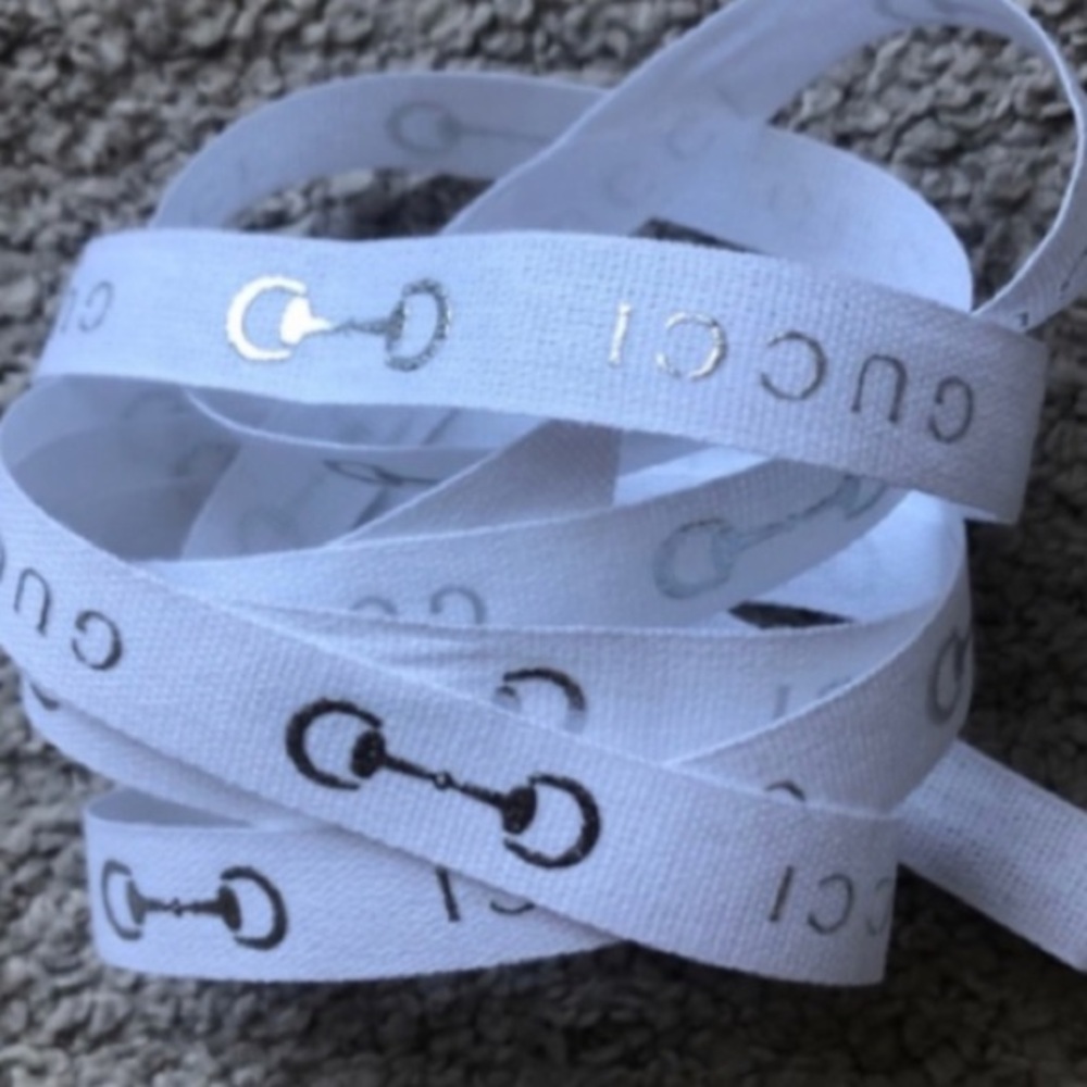 Authentic Gucci Ribbon. White with metallic horsebit motif and Gucci Logo.152cm. - Picture 2 of 2